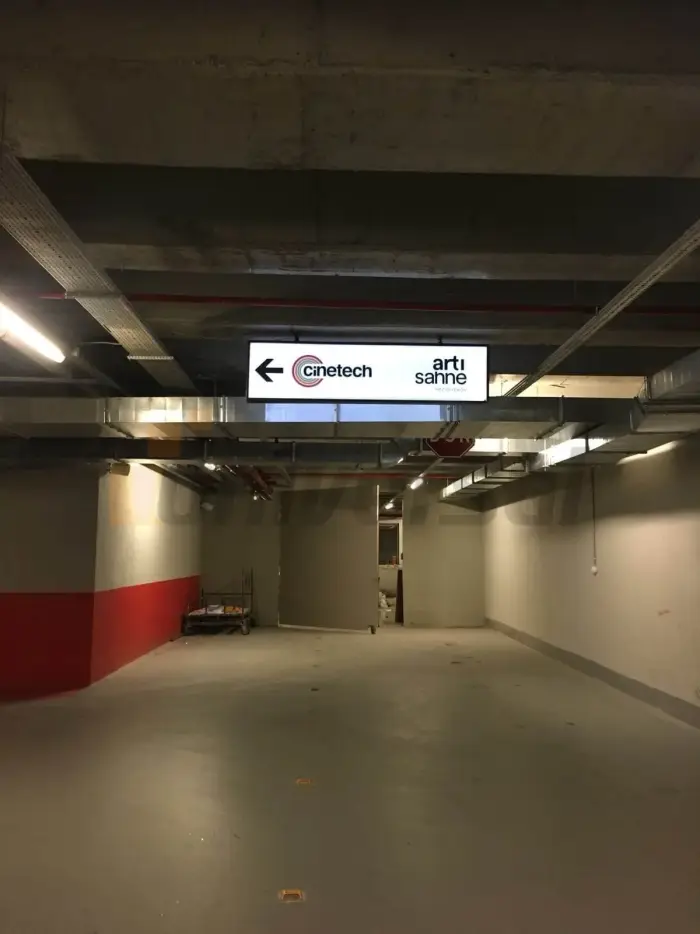 Yönlendirme tabelası uygulaması 8 — Universal Reklam imalatı
